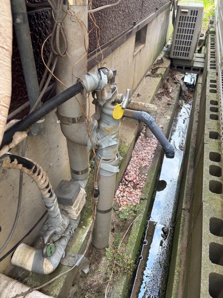 劣化した配管保温材