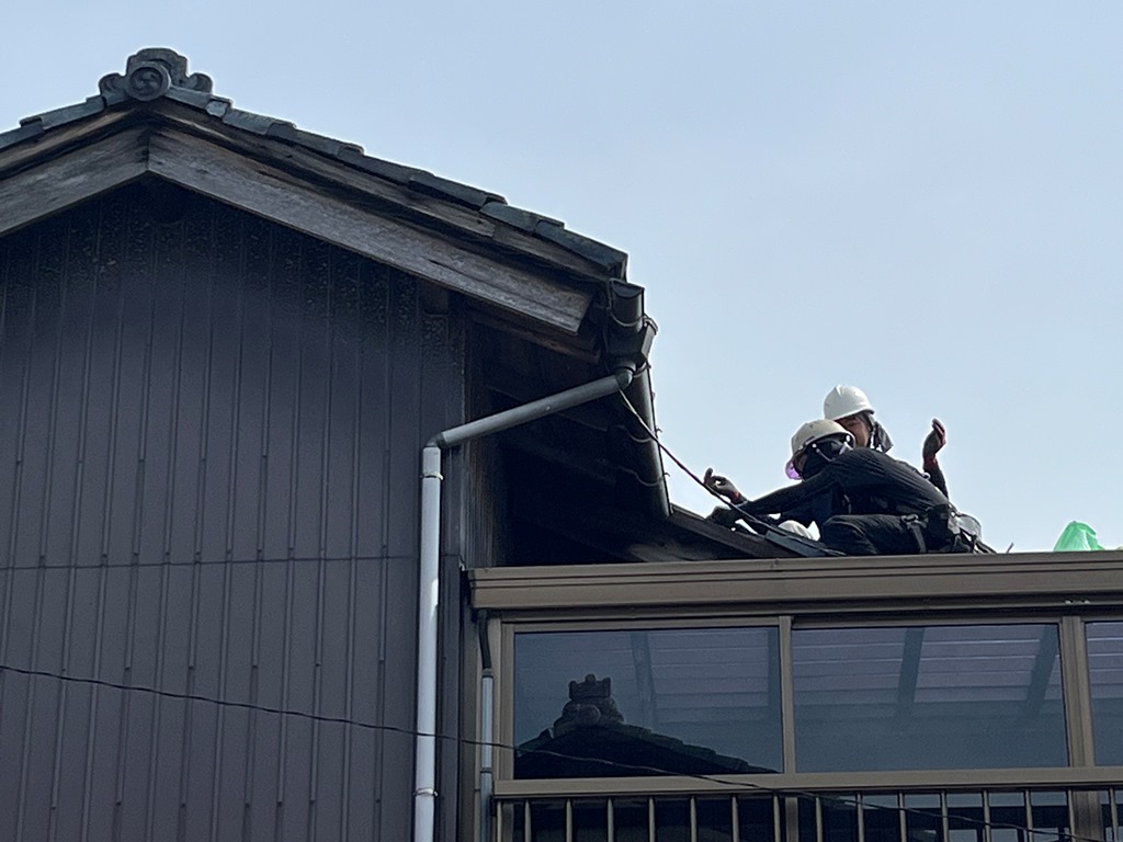 新潟市中央区にて雨漏れしたため瓦屋根葺き直し工事を着手しました