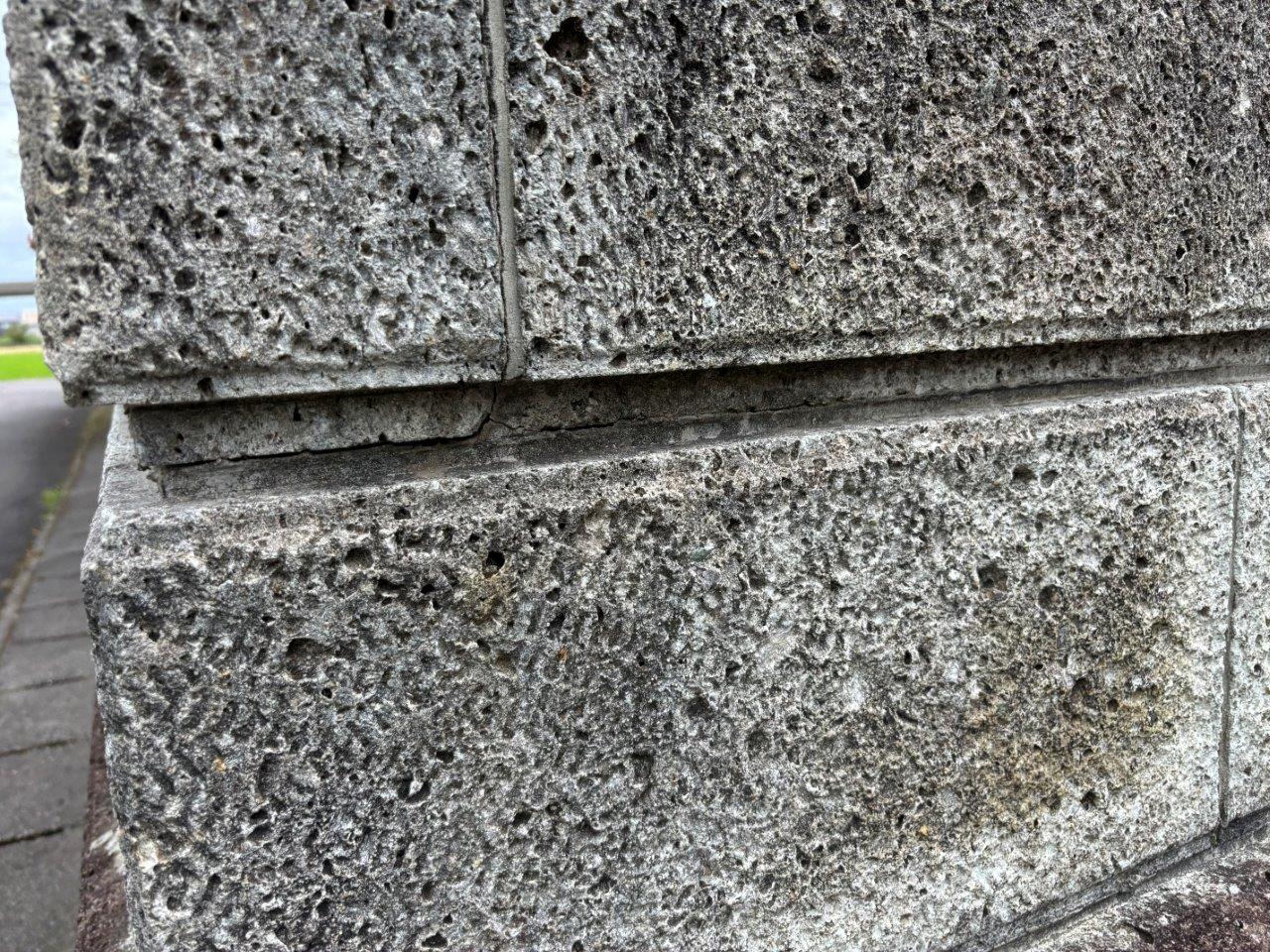 新潟市江南区にて築30年の大谷石塀にひび割れがあるので見て欲しいとお問い合わせを頂きました