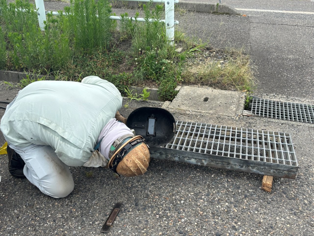 田上町で会社入口のグレーチングが側溝に落下｜原因を確認し現場溶接で補修しました