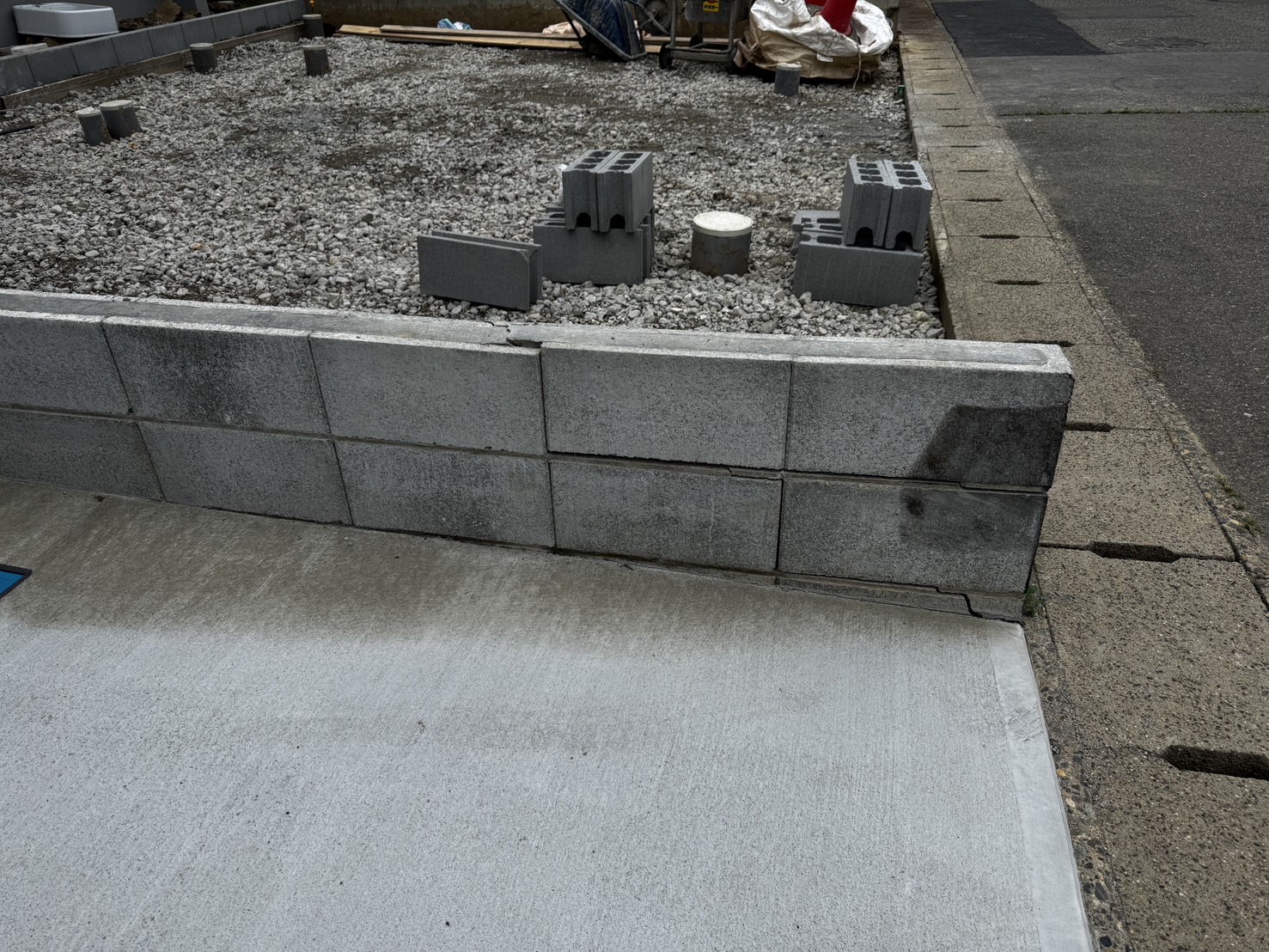 【新潟市秋葉区】車をぶつけて境界ブロックが4～5枚破損！5枚交換と一部補修をご提案しました