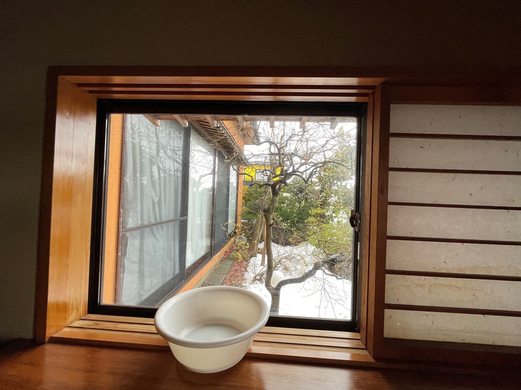 新潟市中央区にて窓枠から雨漏れしているとお問い合わせを頂きました