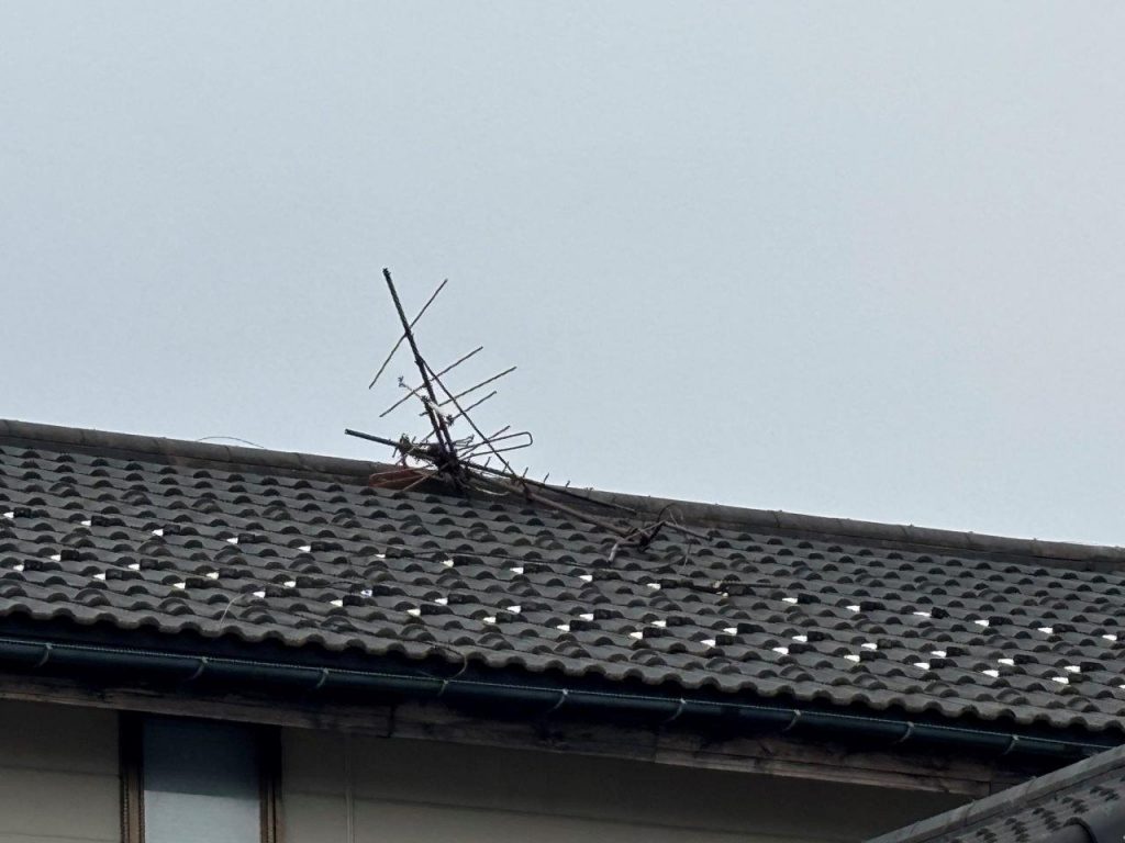 倒壊した屋根上アンテナ