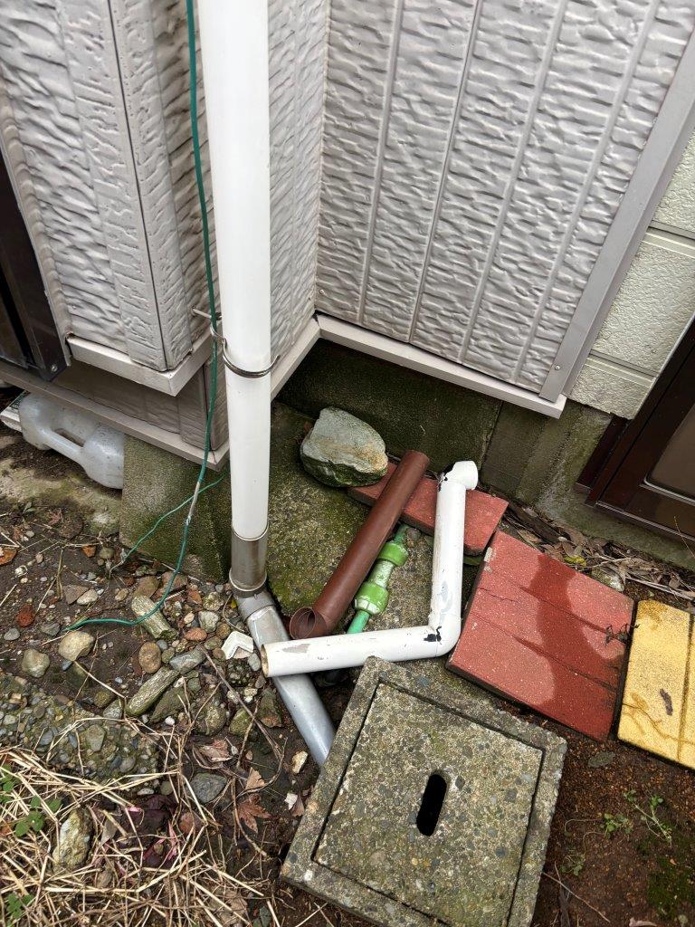 地面に落ちた樋部材