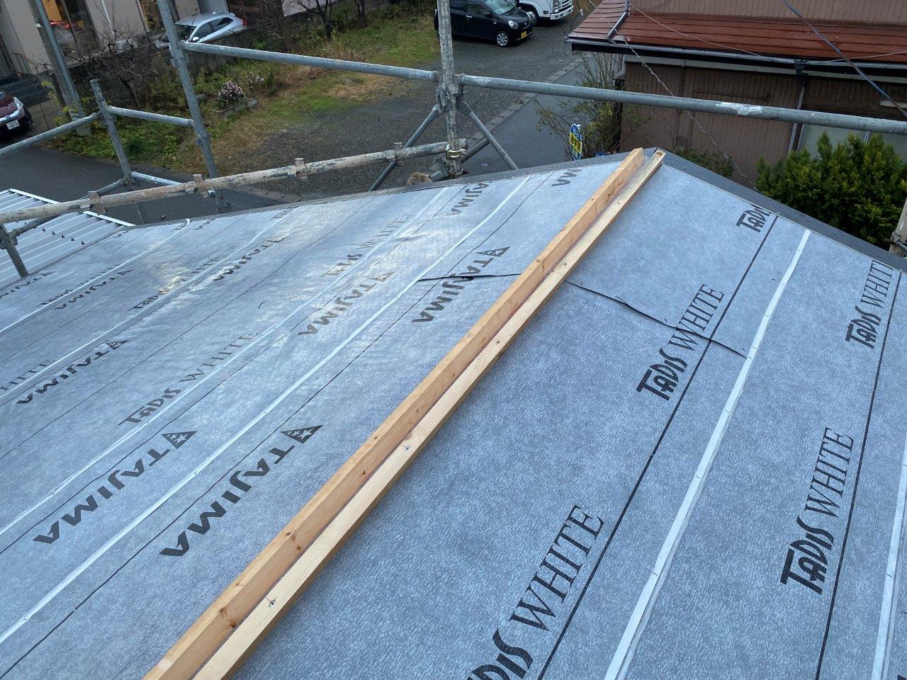 新潟市南区にて屋根葺き替え工事を着手しており、棟施工を行っております
