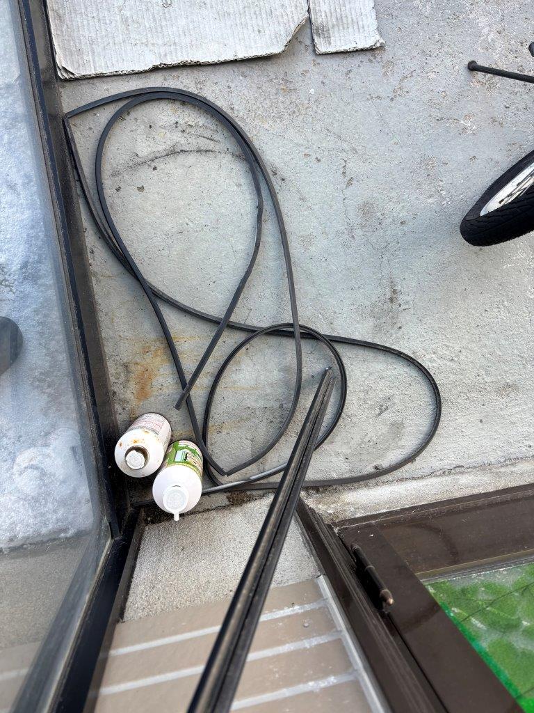 劣化した風除室ビート