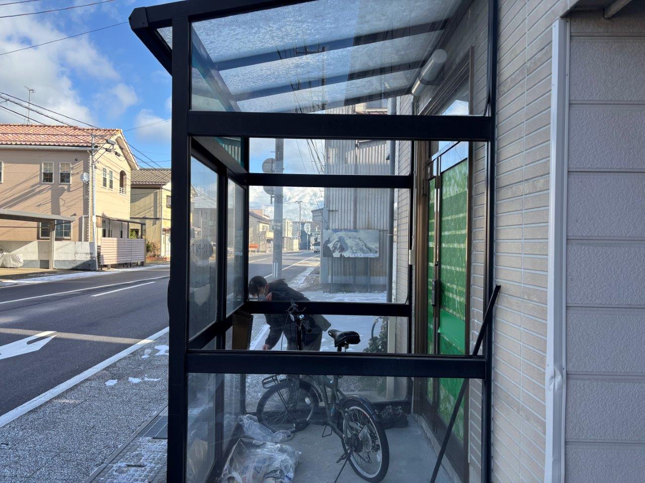 新潟市中央区で風除室の側面ガラス割れとビート劣化を確認し交換寸法を調査