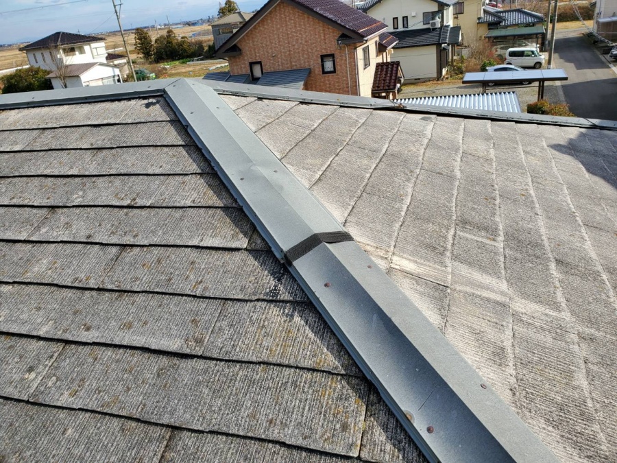 新潟市西蒲区にて風の影響で棟板金が外れた為、修繕工事を行いました　
