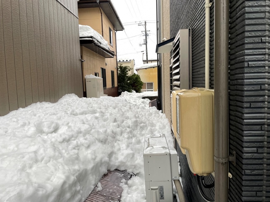 新潟市秋葉区にて太陽光発電の影響でスノーメルトフェンスが雪によって落下した事故