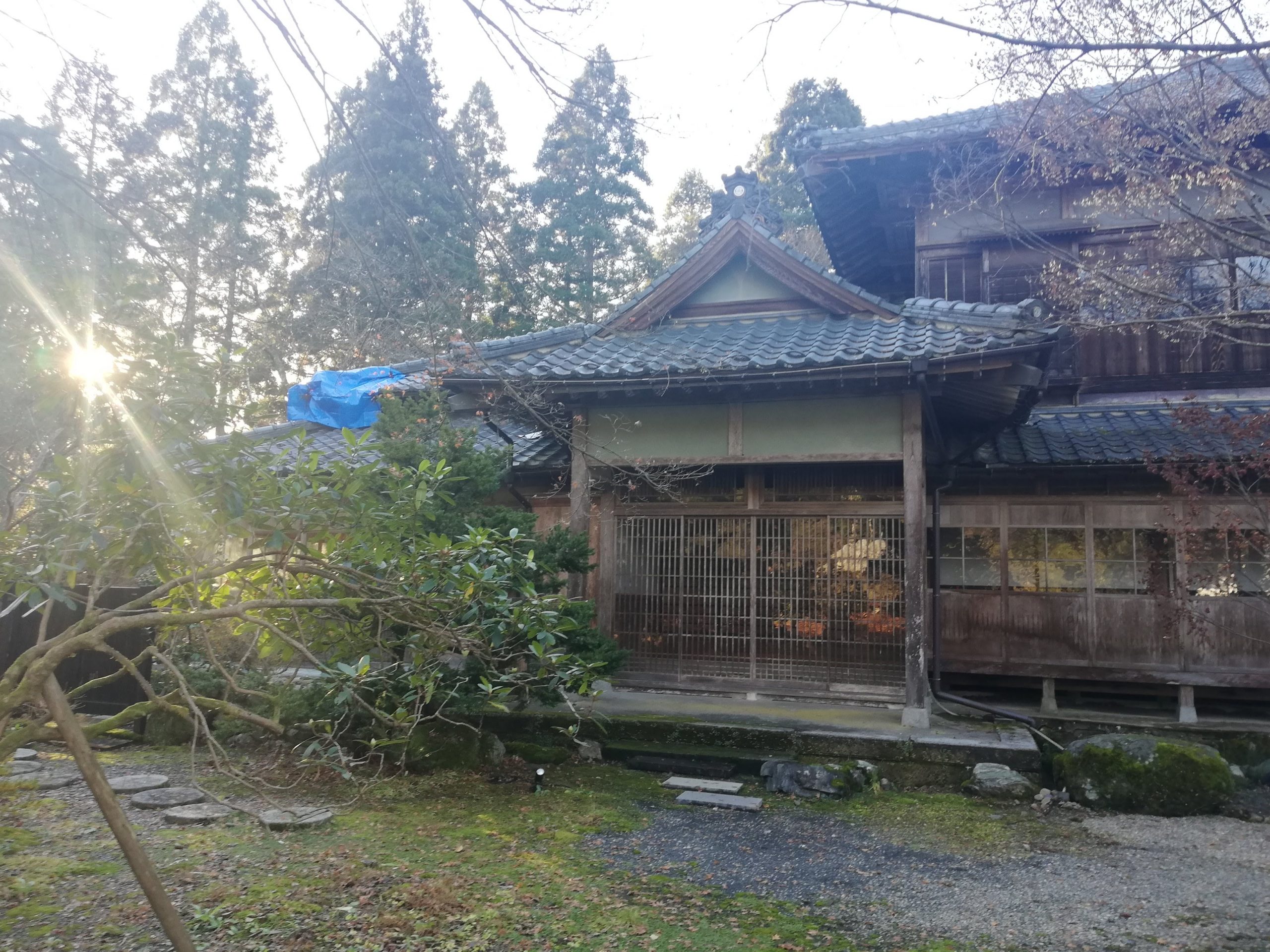 五泉市にて築100年以上の瓦屋根から雨漏れしているため応急処置を施しました