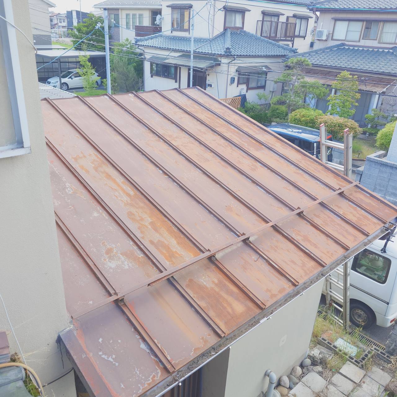 【新潟市東区】築52年のトタン屋根にひどいサビ…屋根塗装とカバー工法を比較し、今後のメンテナンスも考えてご提案