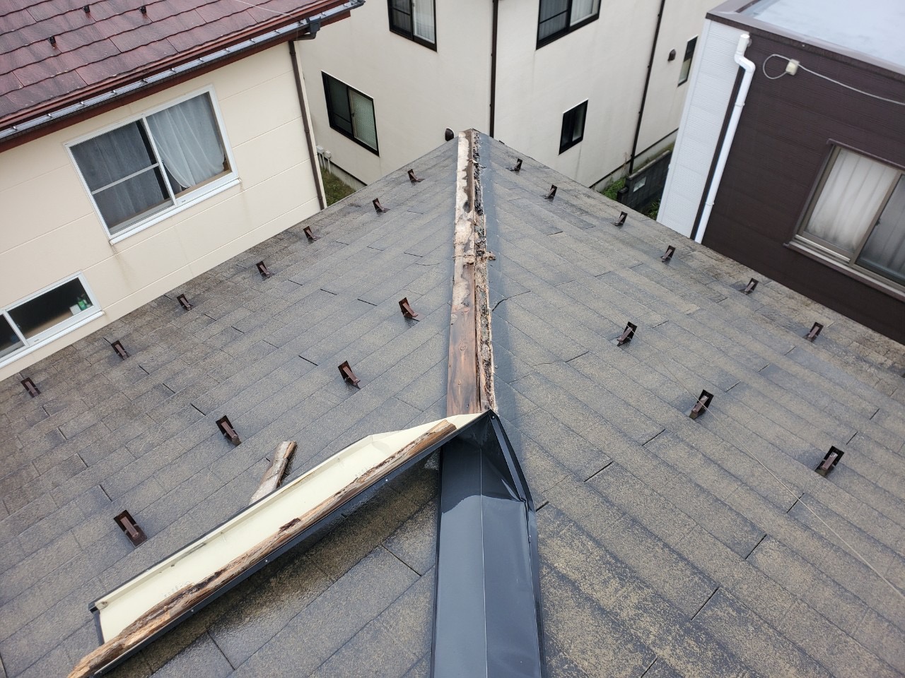 新潟市西区にて棟板金が飛散したので屋根上を見て欲しいとご相談を頂きました