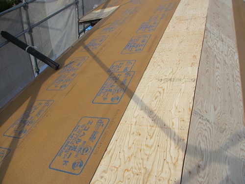 屋根葺き替え工事、構造用合板とシージングボードの施工