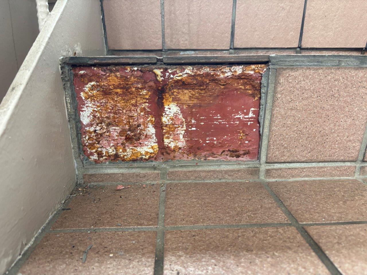 【新潟市東区】アパート階段のタイルが剥がれた? 鉄骨の露出を防ぐタイル張替え工事