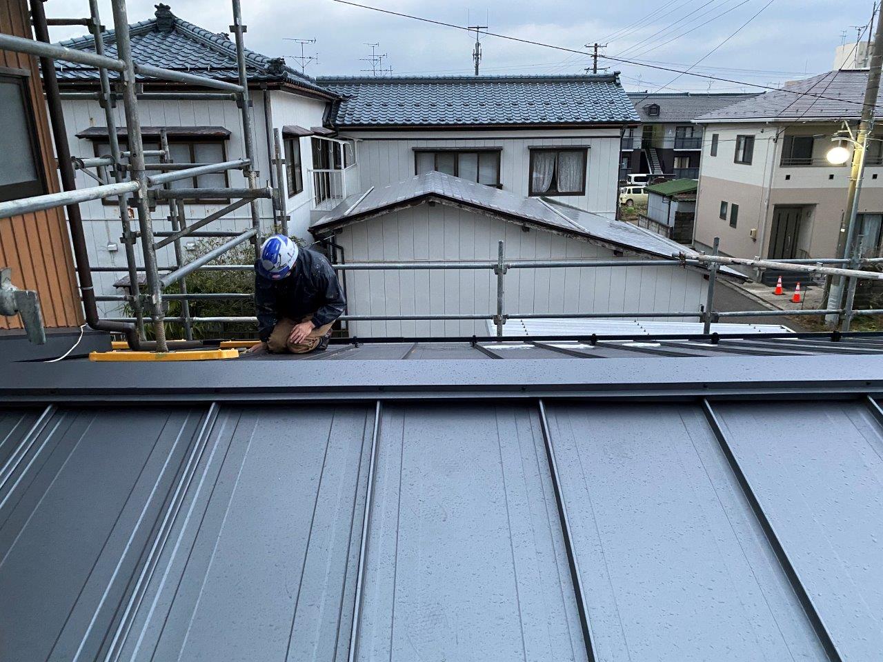 新潟市南区にて瓦屋根から板金屋根に葺き替え工事の板金施工を行っております