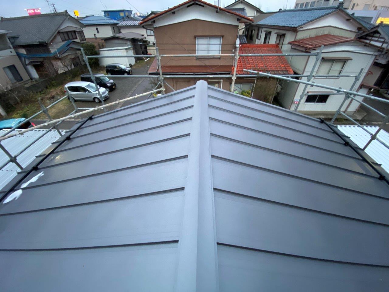 新潟市南区にて屋根葺き替え工事に着手！板金葺きを行っております