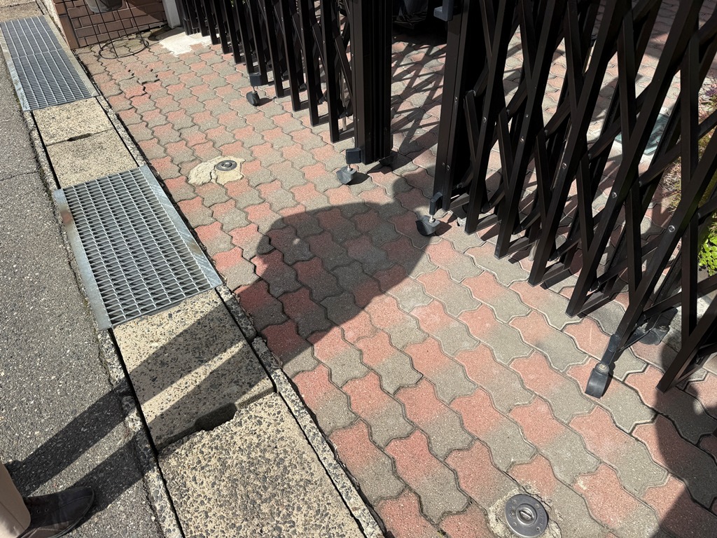 新潟市中央区で地面に埋まっているポール3本撤去とひび割れたインターロッキング復旧に向けた現地調査