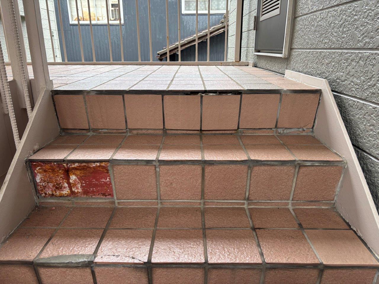 階段の蹴込み部分のタイルが剥がれた