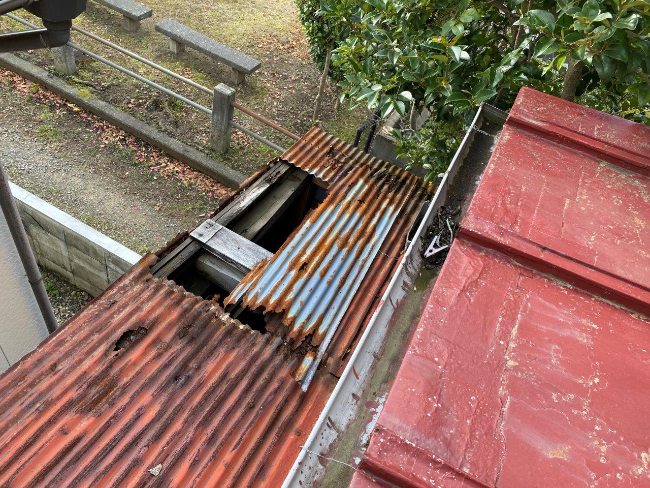 屋根板金に腐食で張り替え工事