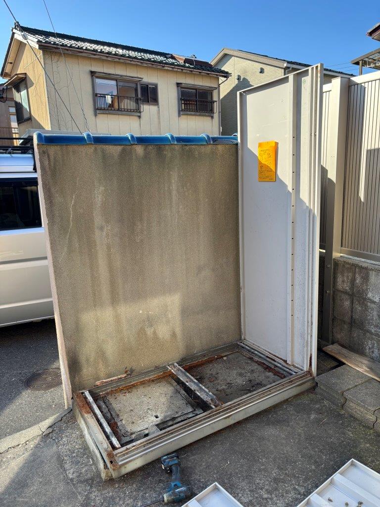解体途中の物置側面