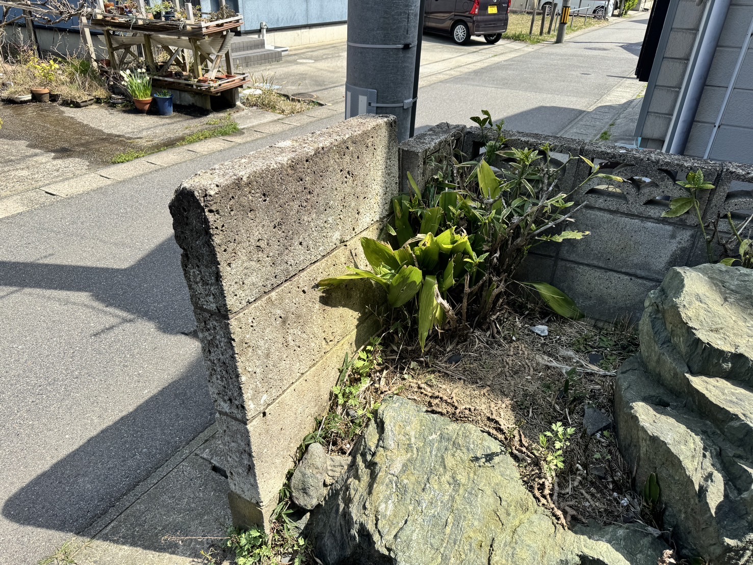 新潟市西区にて地震の影響によって大谷石塀が傾いたので見て欲しいとお問い合わせを頂きました