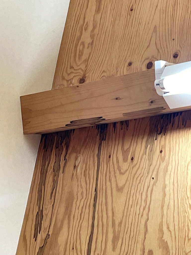 室内梁の黒い雨染み