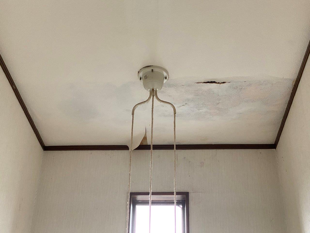 新潟市南区にて豪雨によって天井から雨漏れしているので修理したいとご相談を頂きました