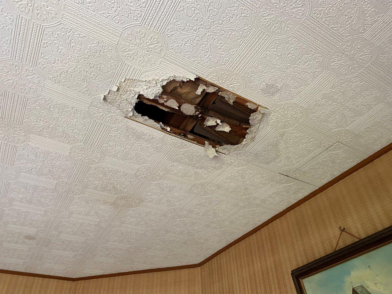 新潟市西区にて1階洋室の天井が雨漏れによって落下したとお問い合わせを頂きました