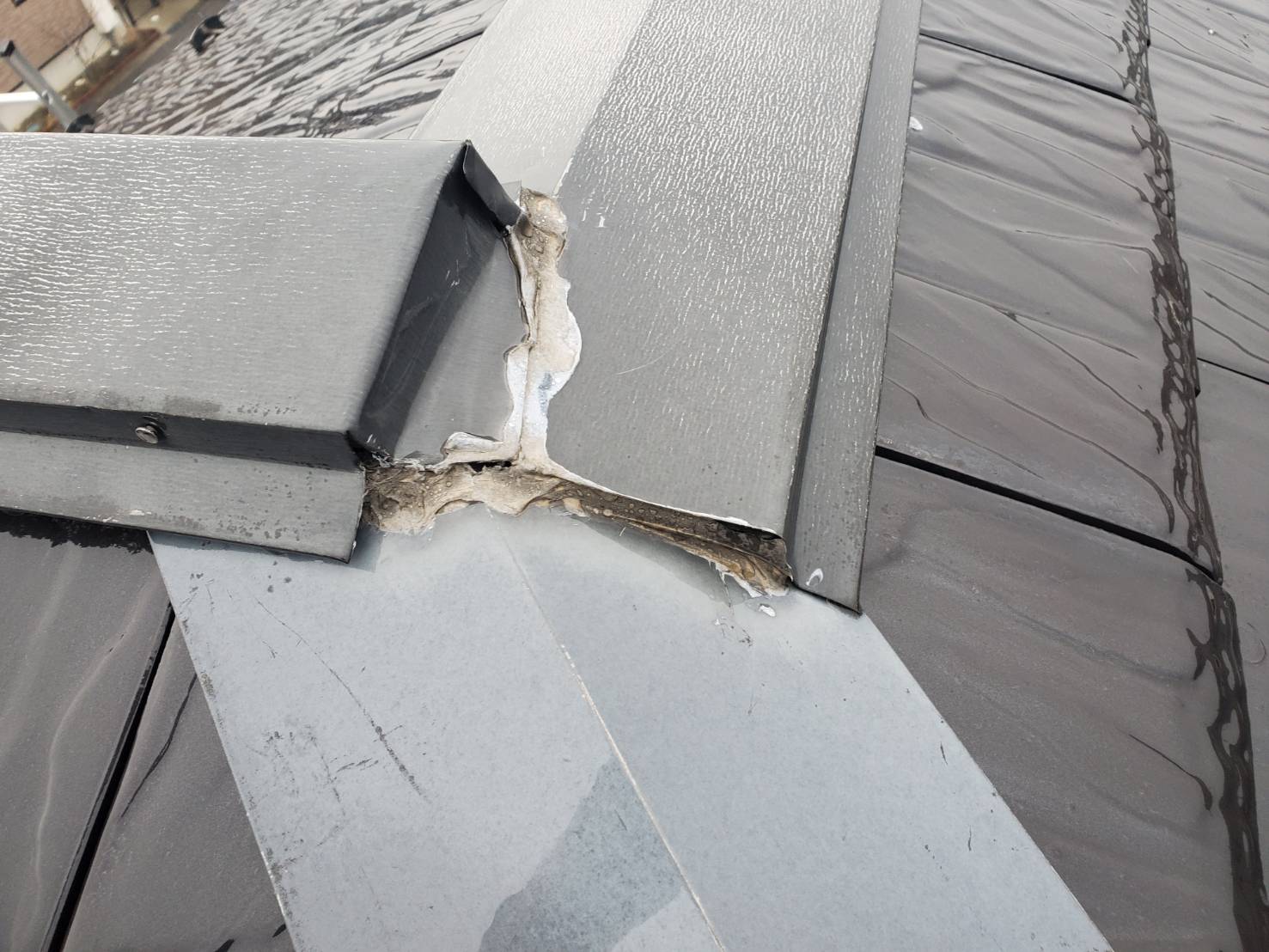 コーキングの破断による雨水侵入の可能性