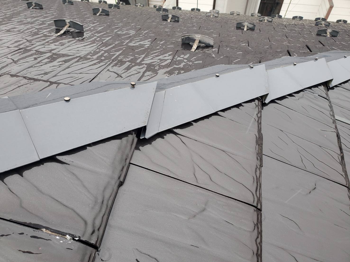 棟板金まわりの釘浮きと劣化