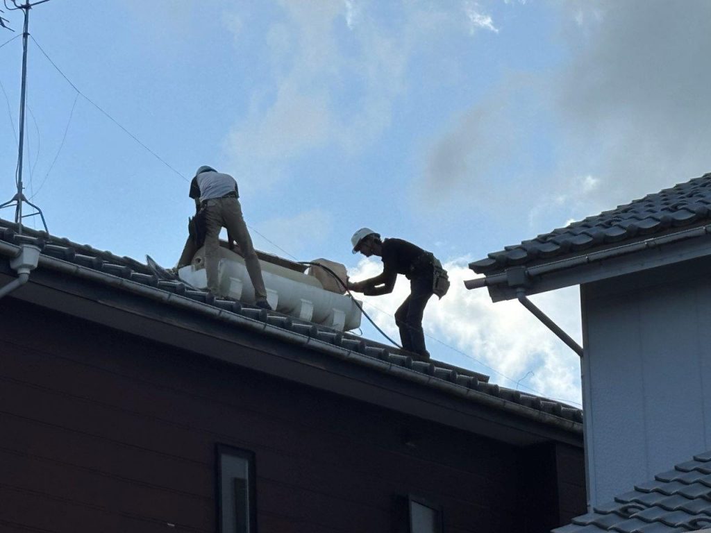 屋根上での分解作業