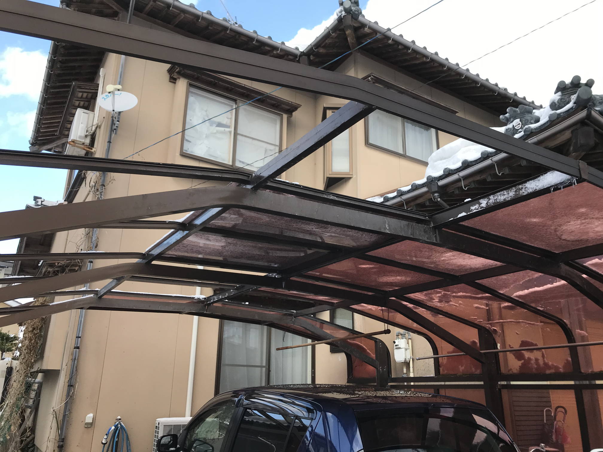新潟市秋葉区にてカーポートポリカ屋根の応急処置を行いました