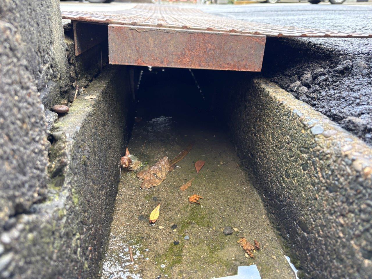 【新潟市秋葉区】敷地入口の鉄板が変形して車が通ると音がする！既存の特注鉄板8枚をグレーチング14枚へ交換をご提案