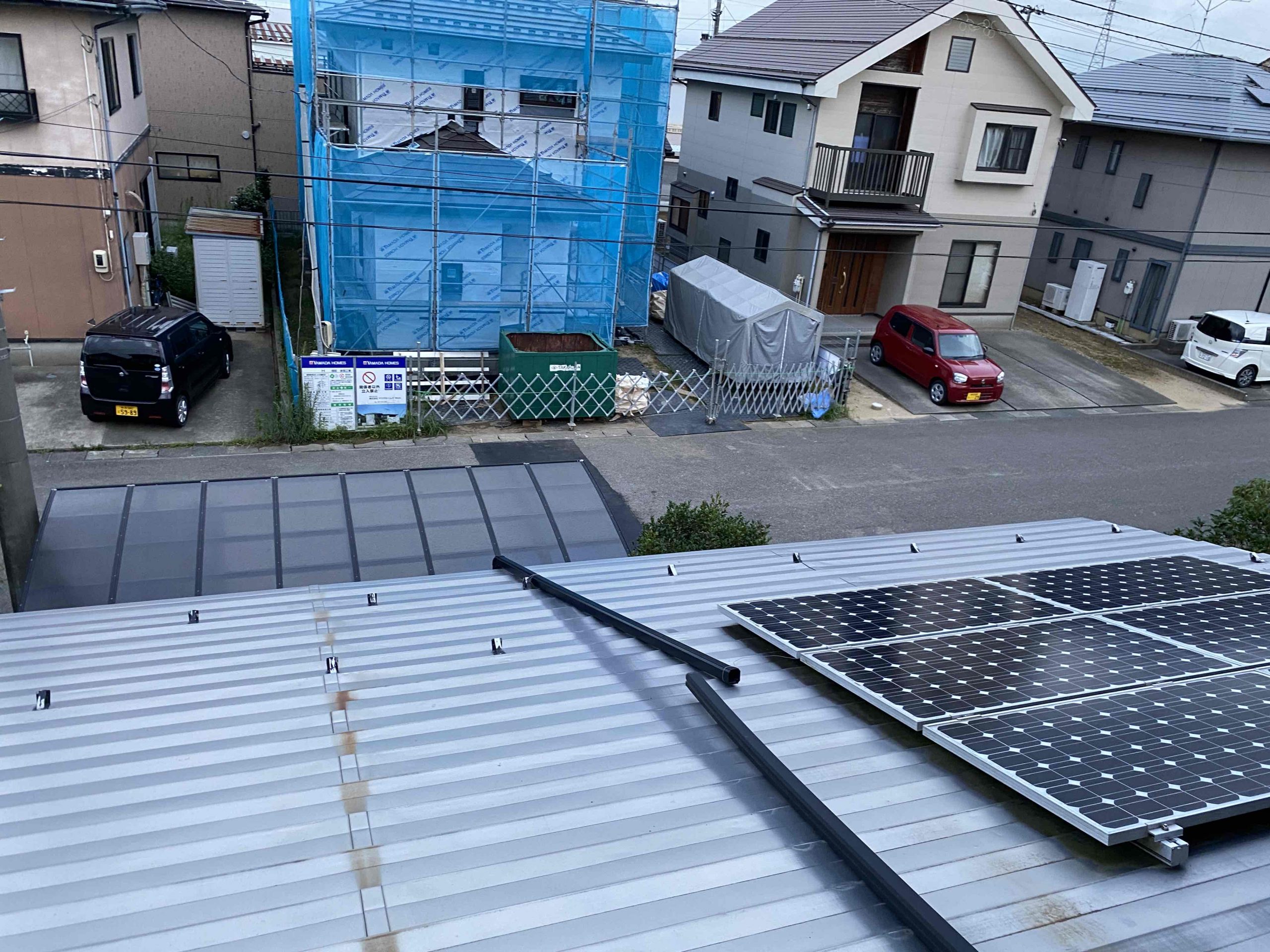 新潟市西蒲区にて下屋上の雨樋が外れて水漏れしているので修理したいとご相談を頂きました