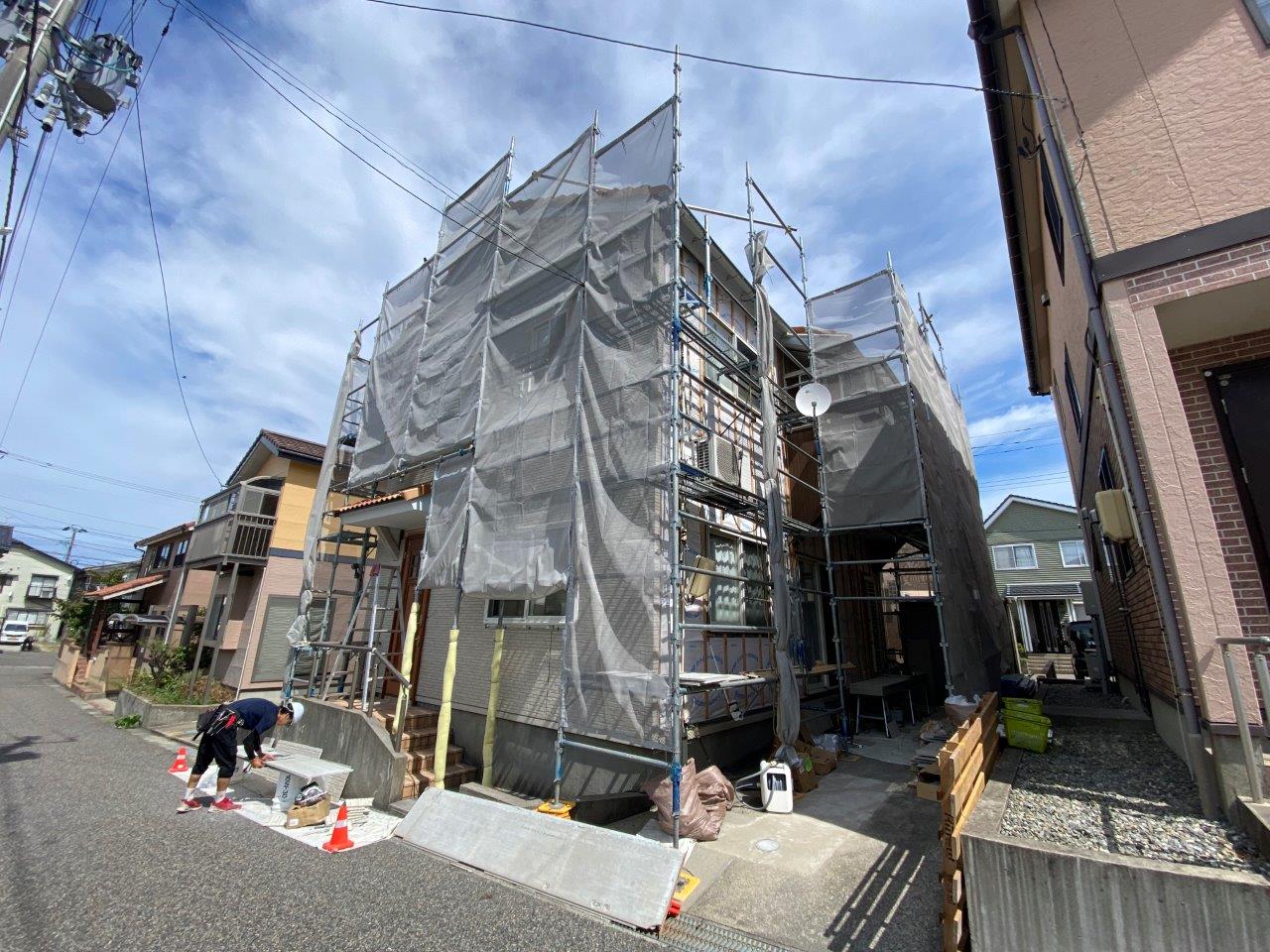 新潟市西区にて外壁張り替え工事のため仮設足場を設置しました