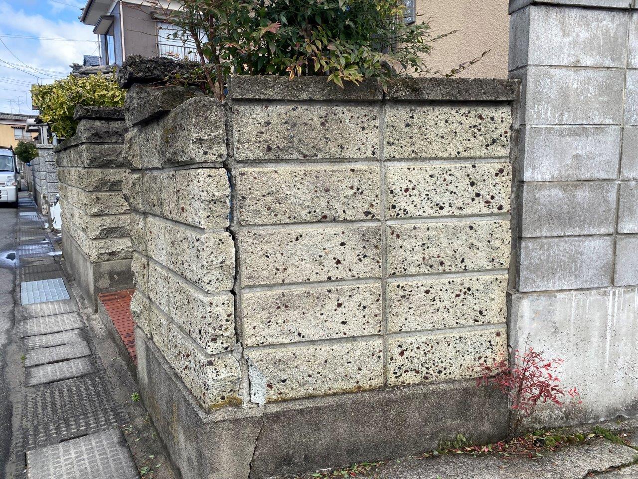 新潟市江南区にて地震の影響で大谷石塀に亀裂が出来たとお問い合わせを頂きました
