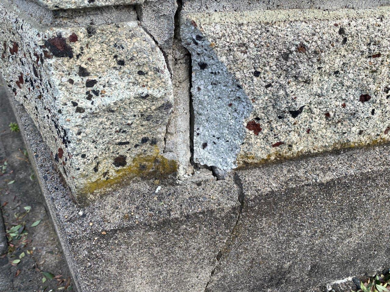 新潟市江南区にて地震の影響で大谷石塀に亀裂がはいったため補修工事を行いました