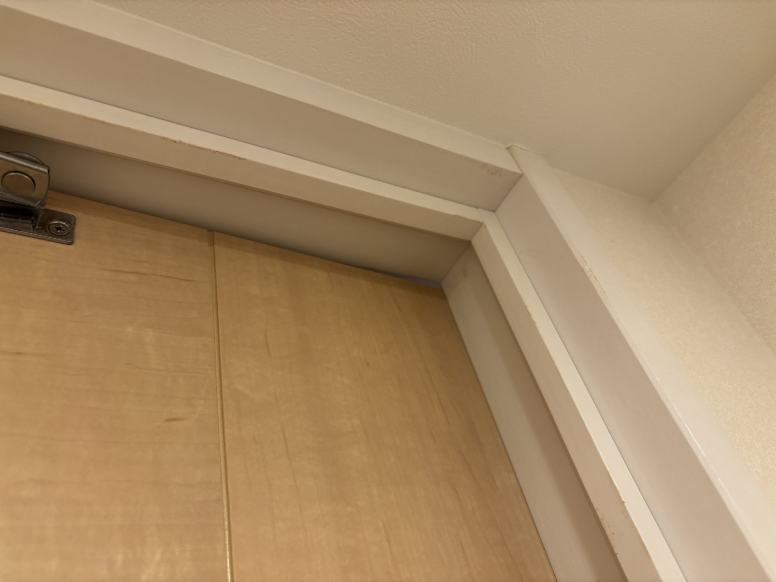 新潟市中央区のマンションでトイレのドアが閉まらない！歪んだ丁番の交換をご提案