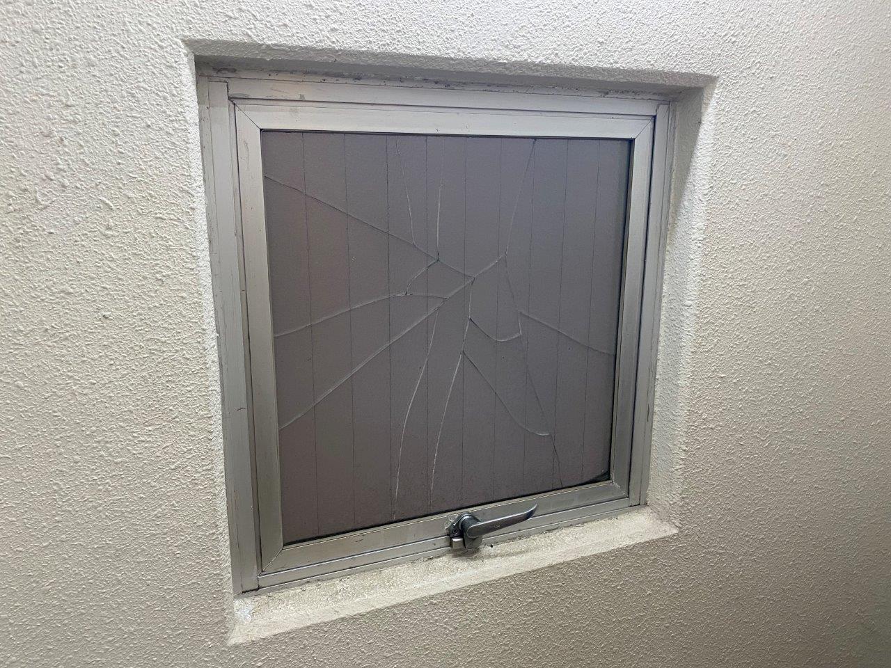 窓ガラスの割れ　現地調査