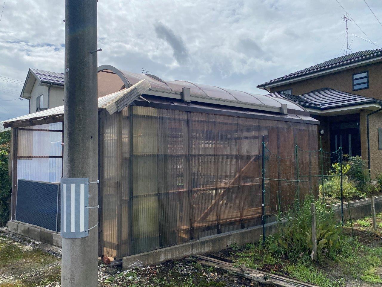新潟市南区にてポリカ製カーポートの屋根を張り替えたいとご相談頂きました