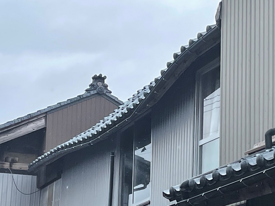 新潟県燕市にて雪の影響によって垂木折れが発生しています、早めに下地やり直し工事が必要です！　