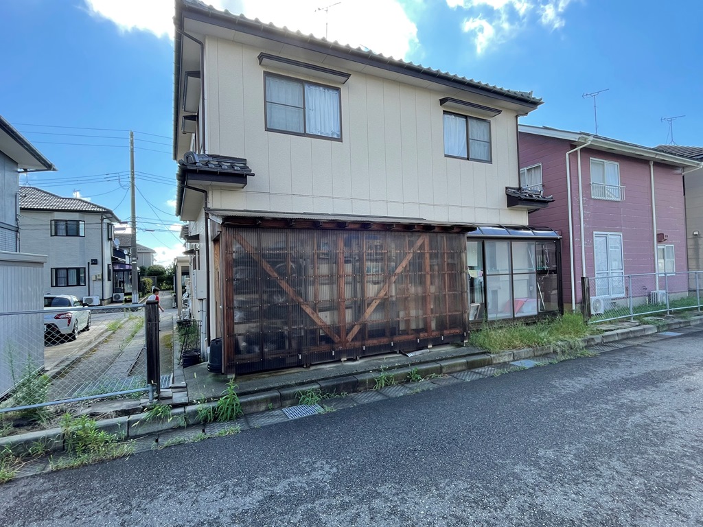 新潟市南区にて築5年位の小屋屋根から雨漏れしているので見に来て欲しいとお問い合わせを頂きました