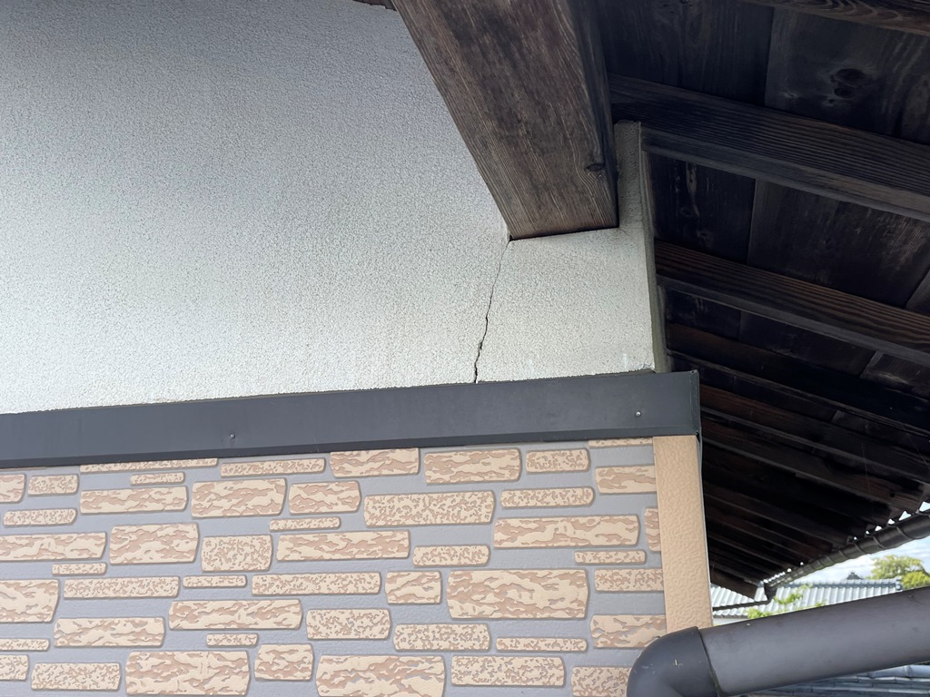新潟市秋葉区にて窓枠木部と外壁サイディングの間に隙間から雨漏れしていると連絡がありました
