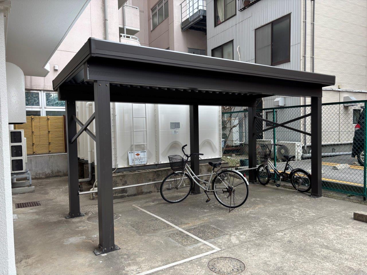 新潟市中央区にあるマンションの駐輪場に側板を取り付けたいとご相談をいただきました