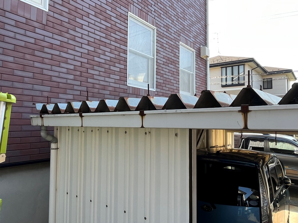 新潟市北区にてガレージ折半屋根に穴があいたため張り替えの現地調査を行いました