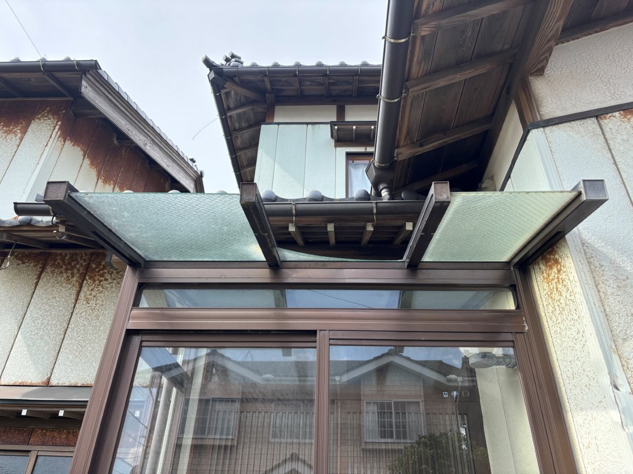 【新潟市西蒲区】物干し場のポリカ屋根が剥がれ、玄関風除室のガラスも破損…落雪と経年劣化による被害を現地調査しました