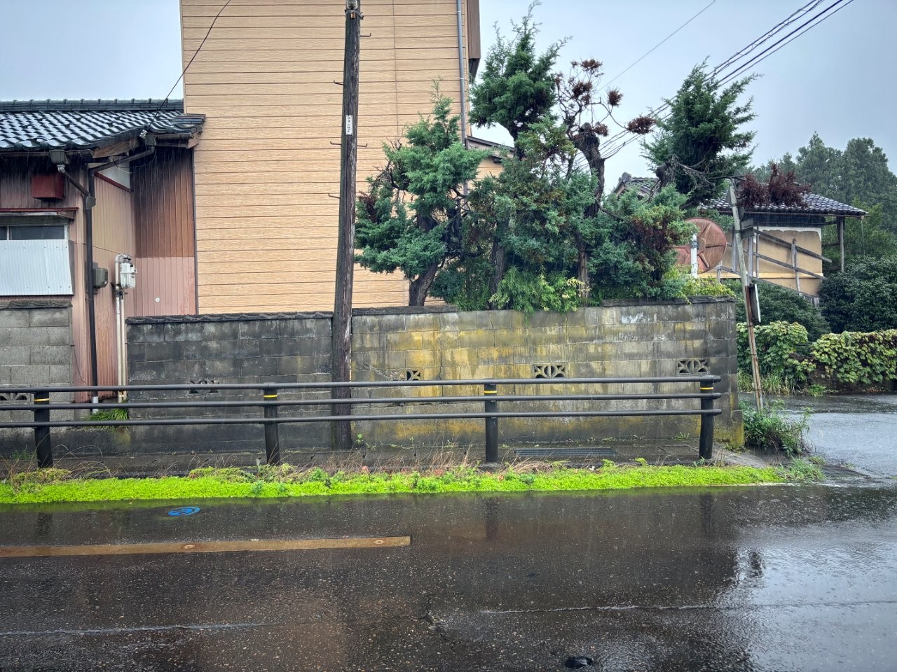 新潟市秋葉区でひび割れと傾きが進んだブロック塀を調査し一部解体と新規ブロック積みを検討