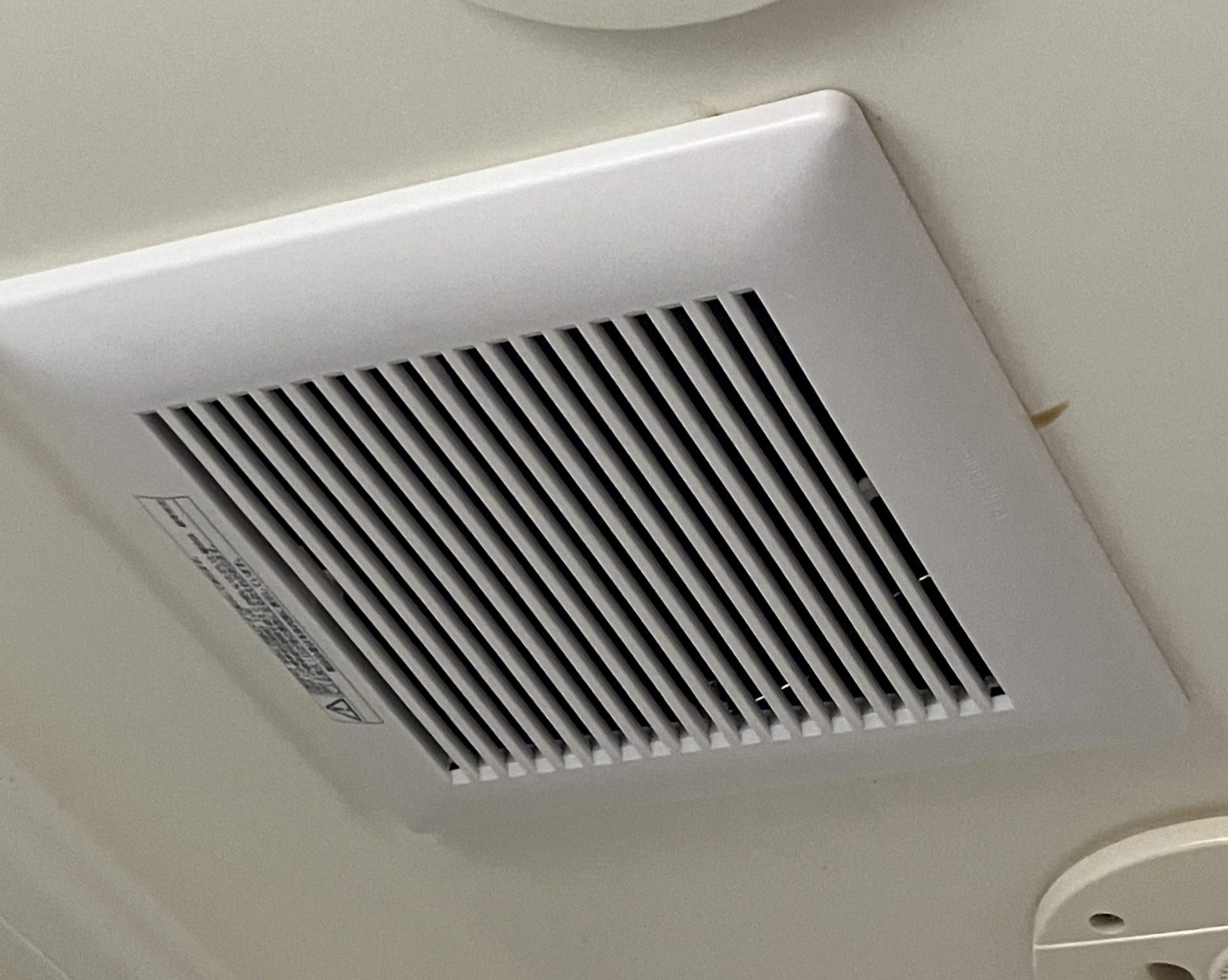 浴室天井に設置された換気扇の確認