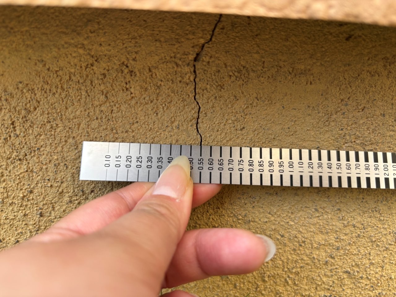 【田上町】基礎にクラックが3箇所！最大0.55mmのひび割れを確認したため補修をご提案しました