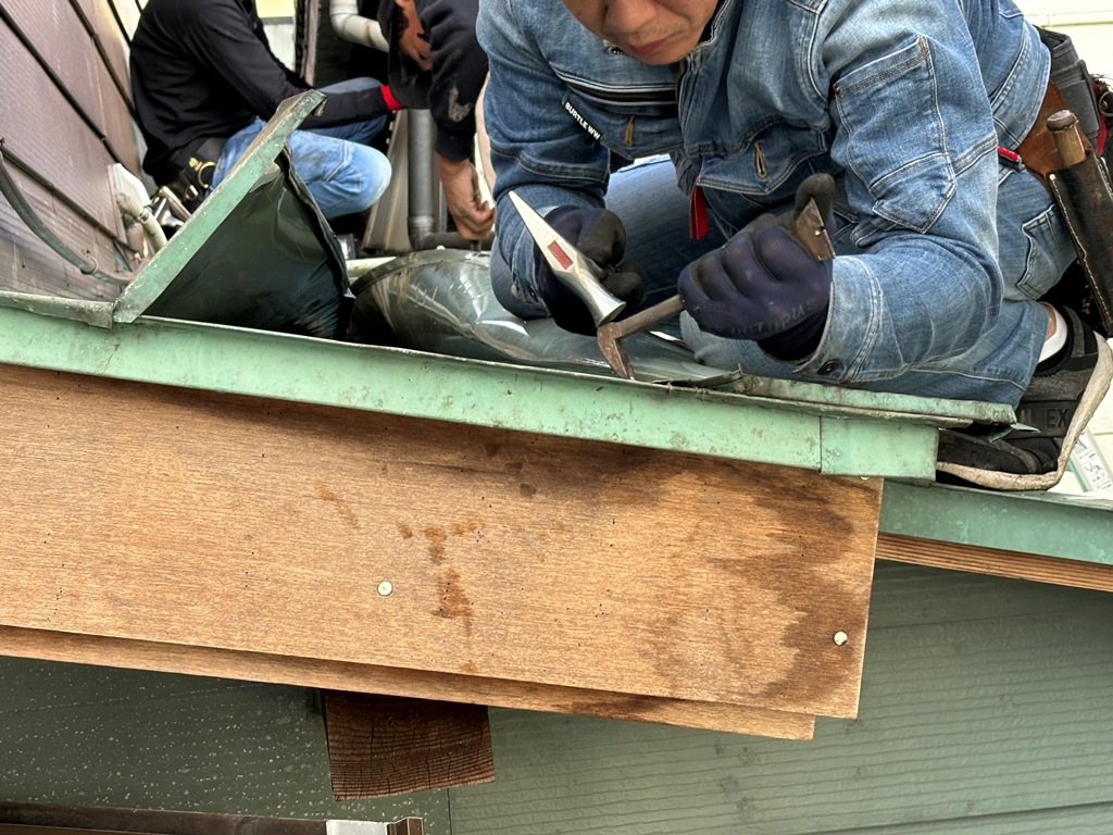 新潟市秋葉区にて雨漏れしていたため屋根葺き替え工事に着手しました